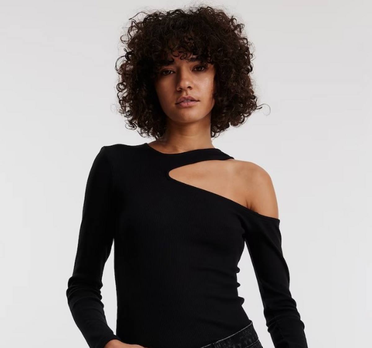 μαύρη μπλούζα με ανοίγματα