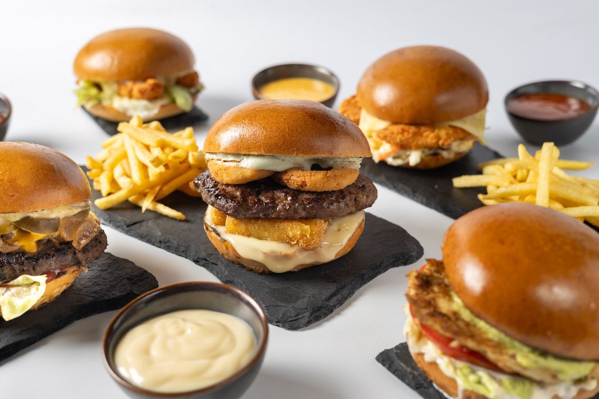 Το Jackson Hall, το θρυλικό στέκι στο Κολωνάκι, ανοίγει ξανά τις πόρτες του στον πεζόδρομο της Μηλιώνη