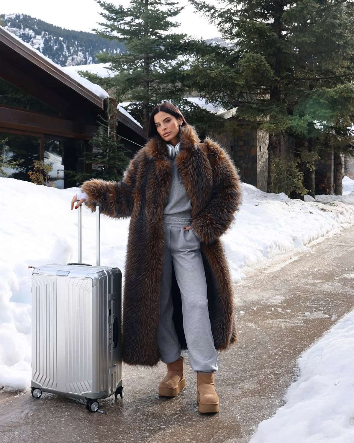 Το πανωφόρι της χρονιάς φοράει η Χριστίνα Μπόμπα στα χιόνια