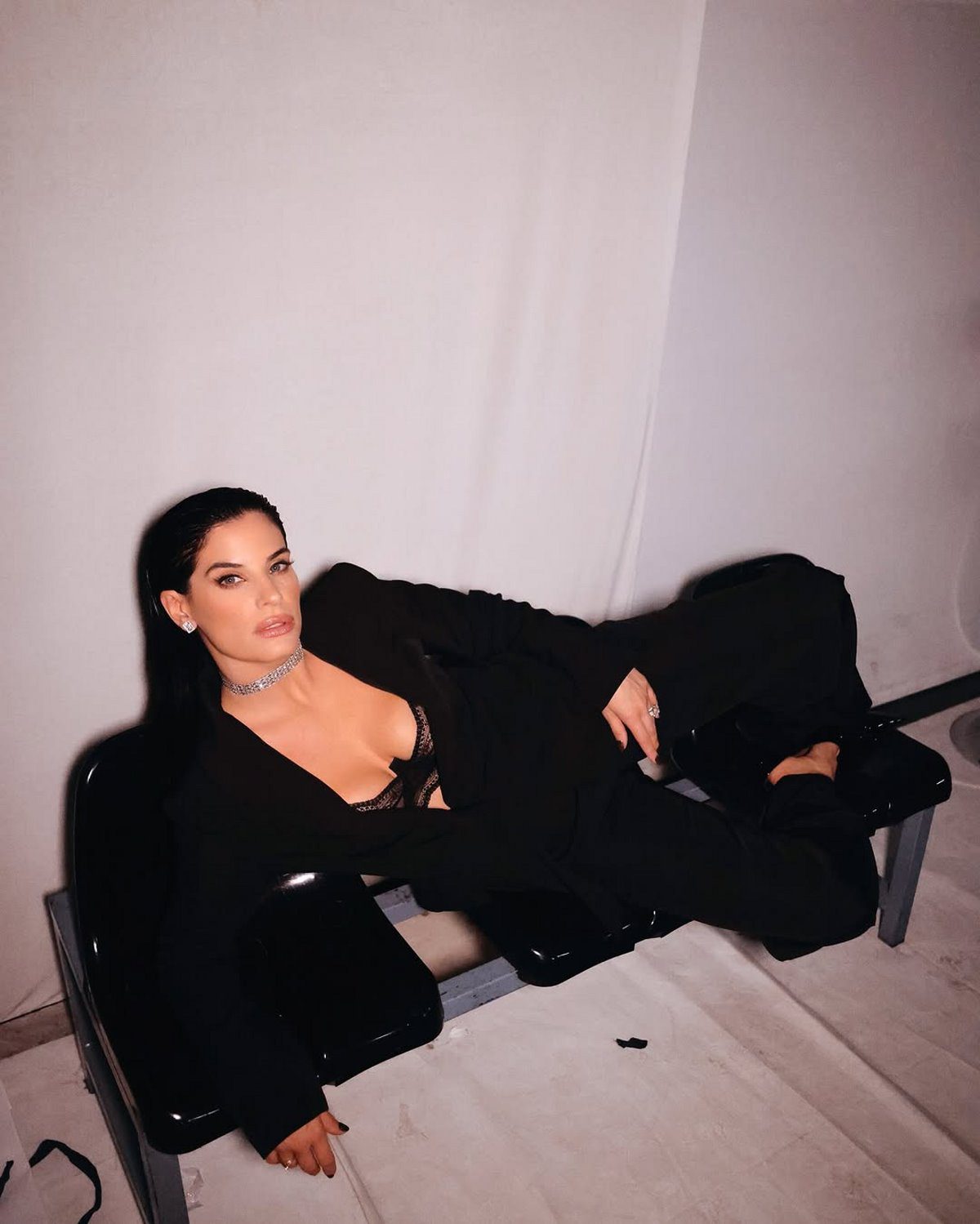 Η Χριστίνα Μπόμπα με κοστούμι και σουτιέν