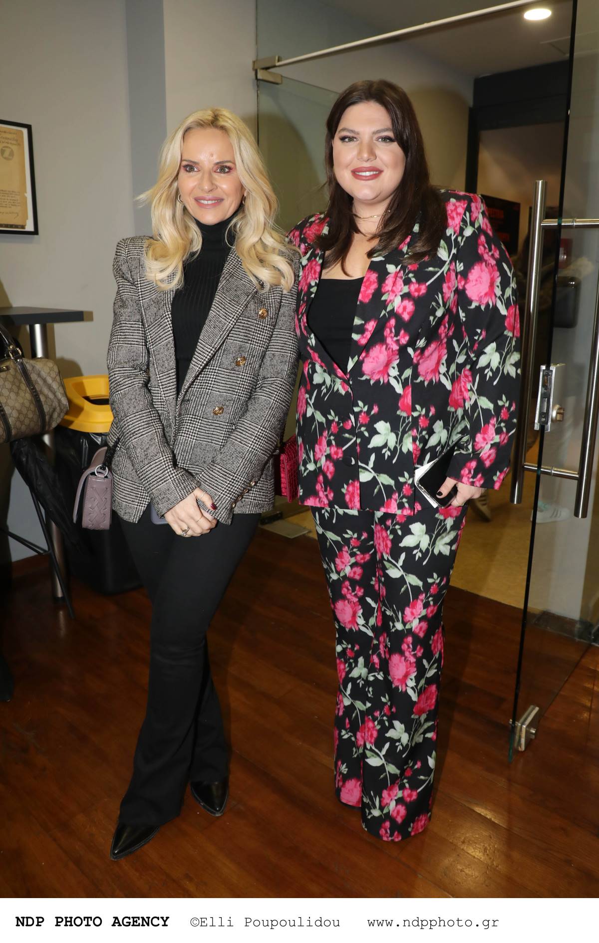 Με φλοράλ κοστούμι η Δανάη Μπάρκα δίπλα στη Μαρία Μπεκατώρου