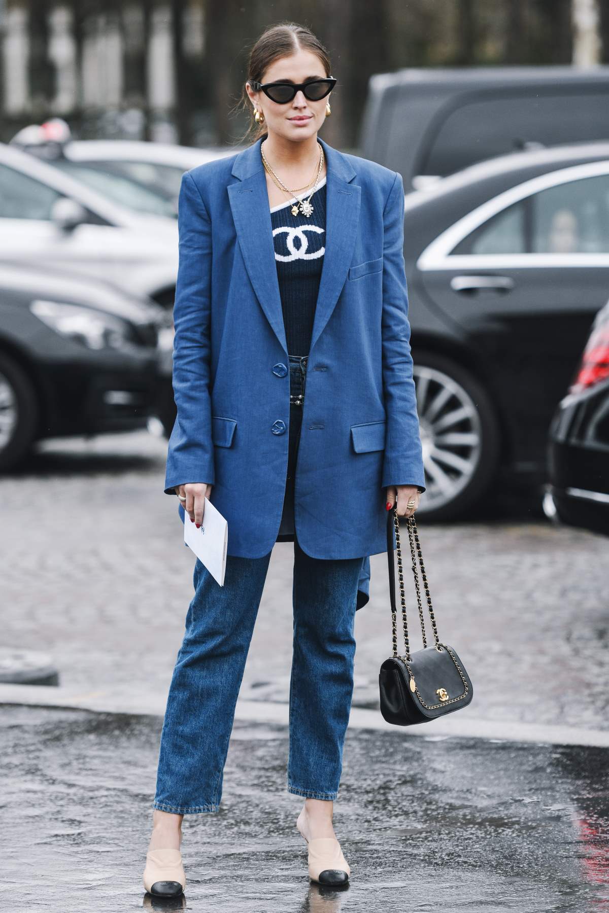 Τζιν παντελόνι σε κοντό μήκος στο street style