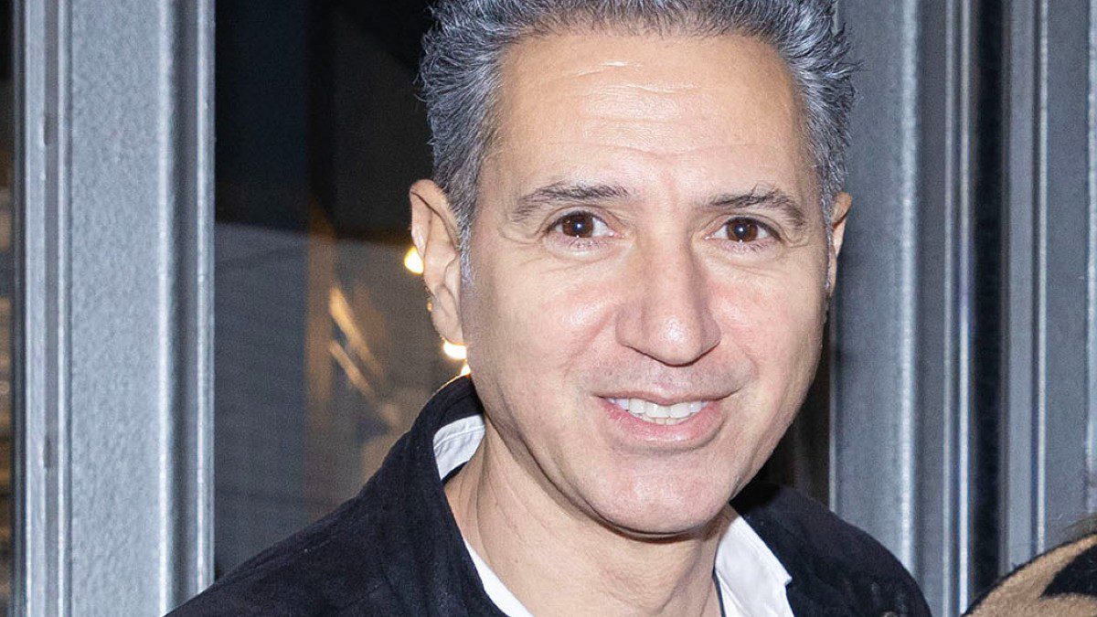 Ο Δημήτρης Κόκοτας σε βραδινή έξοδο.