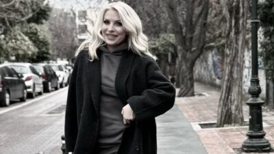 H Ελένη Μενεγάκη σε βόλτα στη Κηφισιά