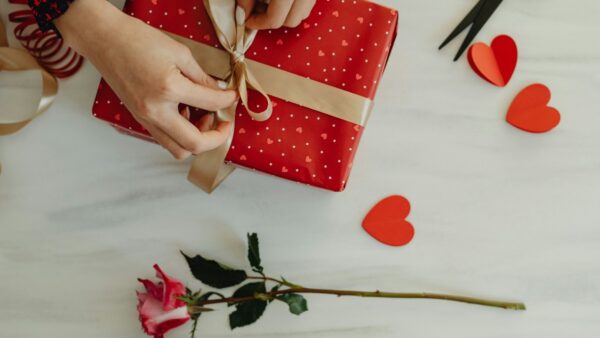 Ένα δώρο και ένα τριαντάφυλλο