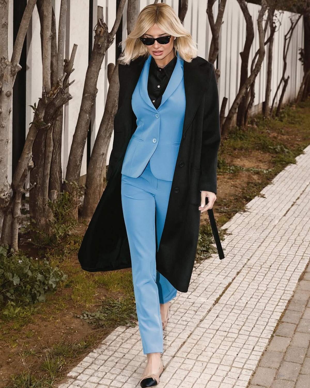 To κοστούμι που φόρεσε η Φαίη Σκορδά σε γαλάζιο χρώμα