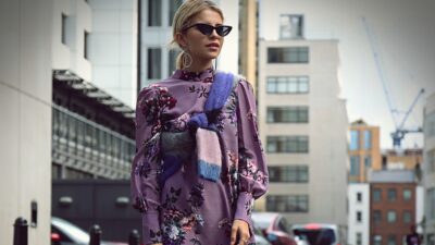 Με ρούχο φλοράλ μοβ φόρεμα κοπέλα στο street style