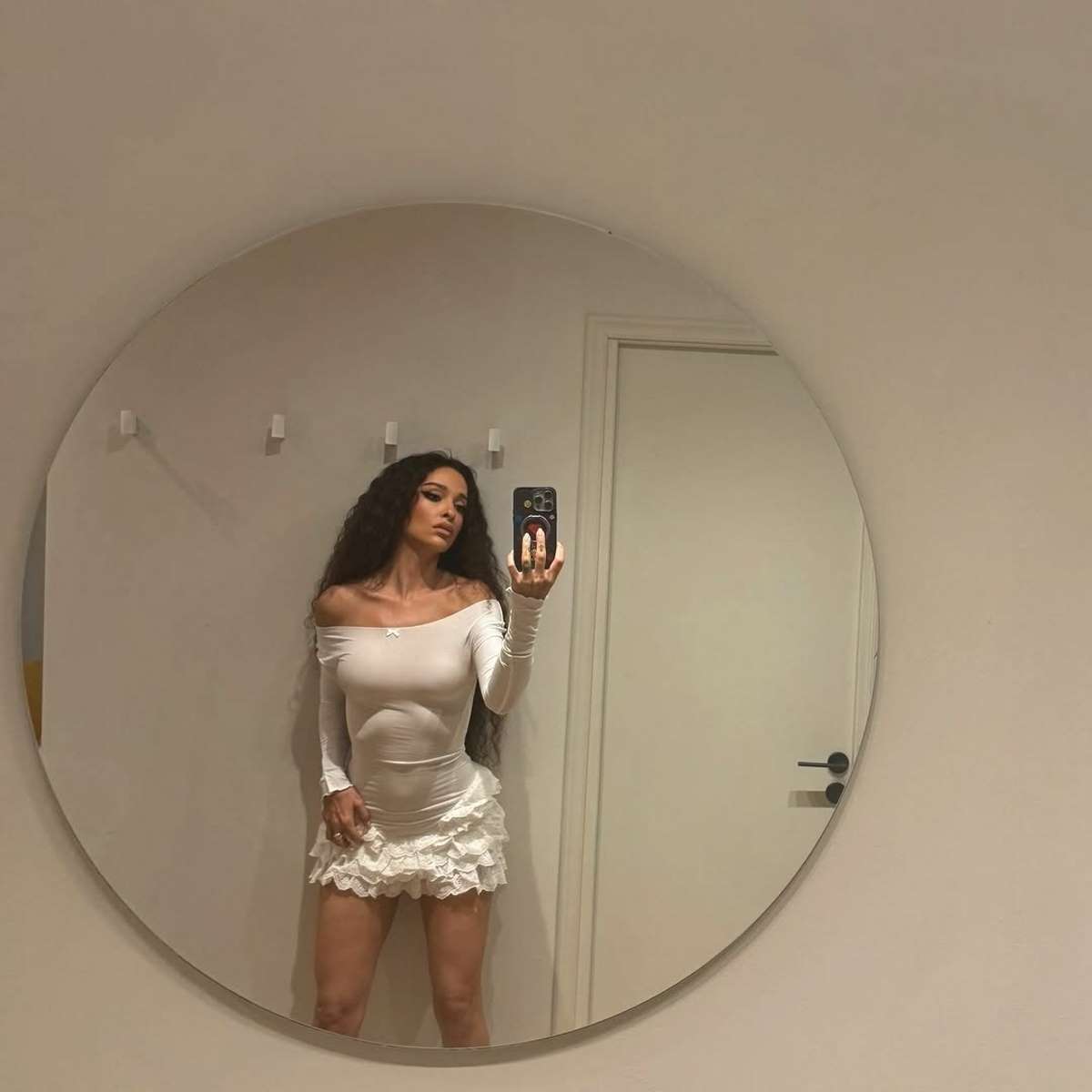 Η Ελένη Φουρέιρα με λευκό φόρεμα