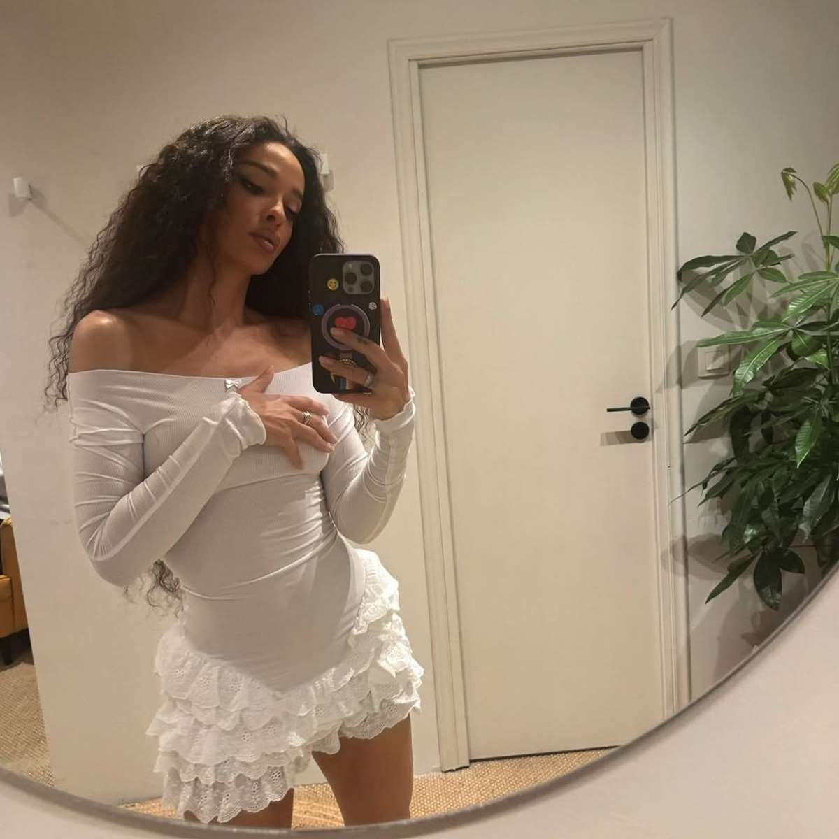 Η Ελένη Φουρέιρα με λευκό φόρεμα