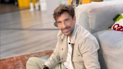 Ο Γιώργος Κρικοριάν κάθεται στο πάτωμα