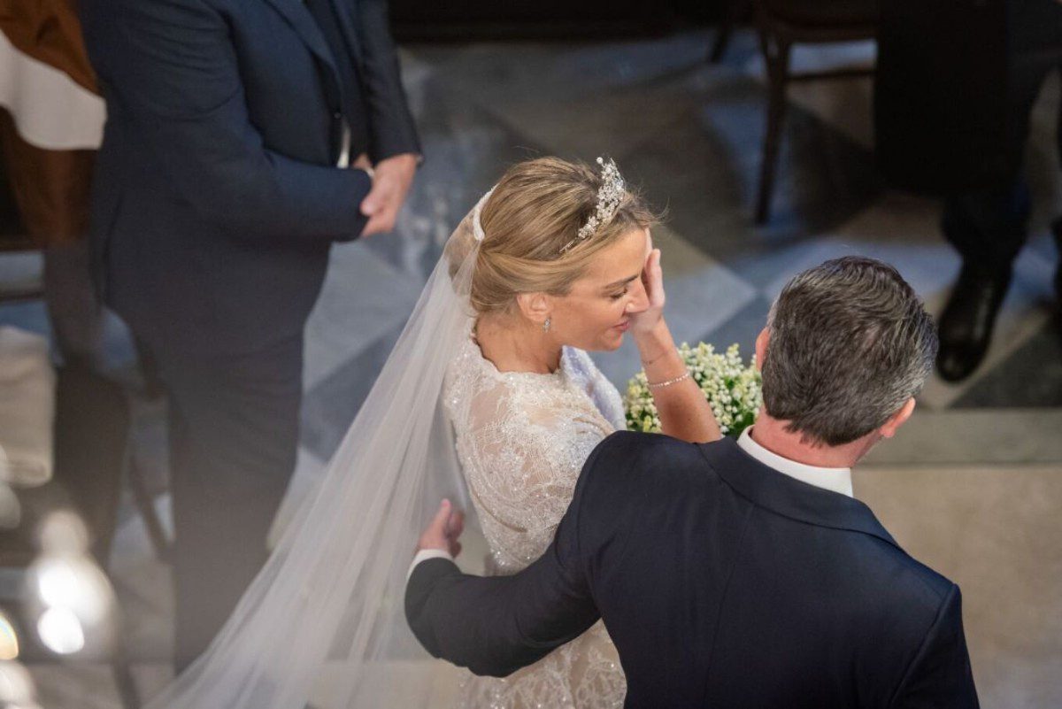 Ο Νικόλαος Ντε Γκρες και Χρυσή Βαρδινογιάννη στον γάμο τους αγκαλιά