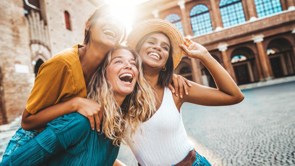 Ευτυχισμένοι άνθρωποι στον δρόμο