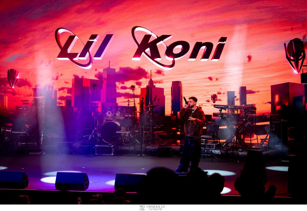 Ο Lil Koni επί σκηνής