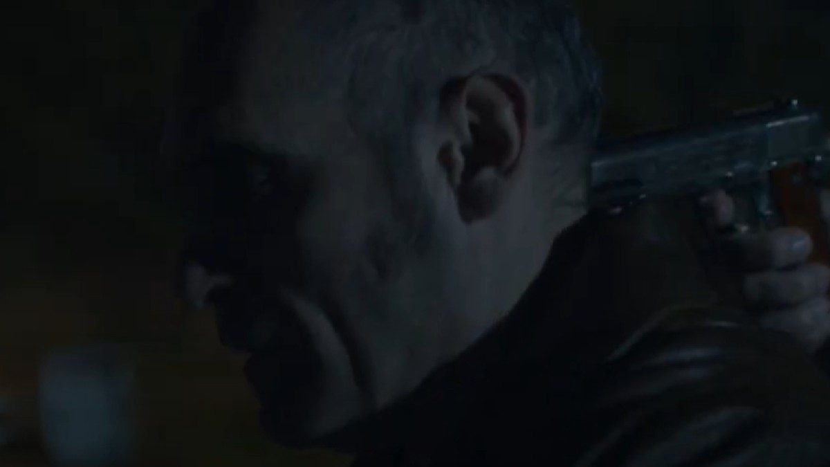 Κάποιος βάζει το όπλο στο λαιμό του στην Παραλία.