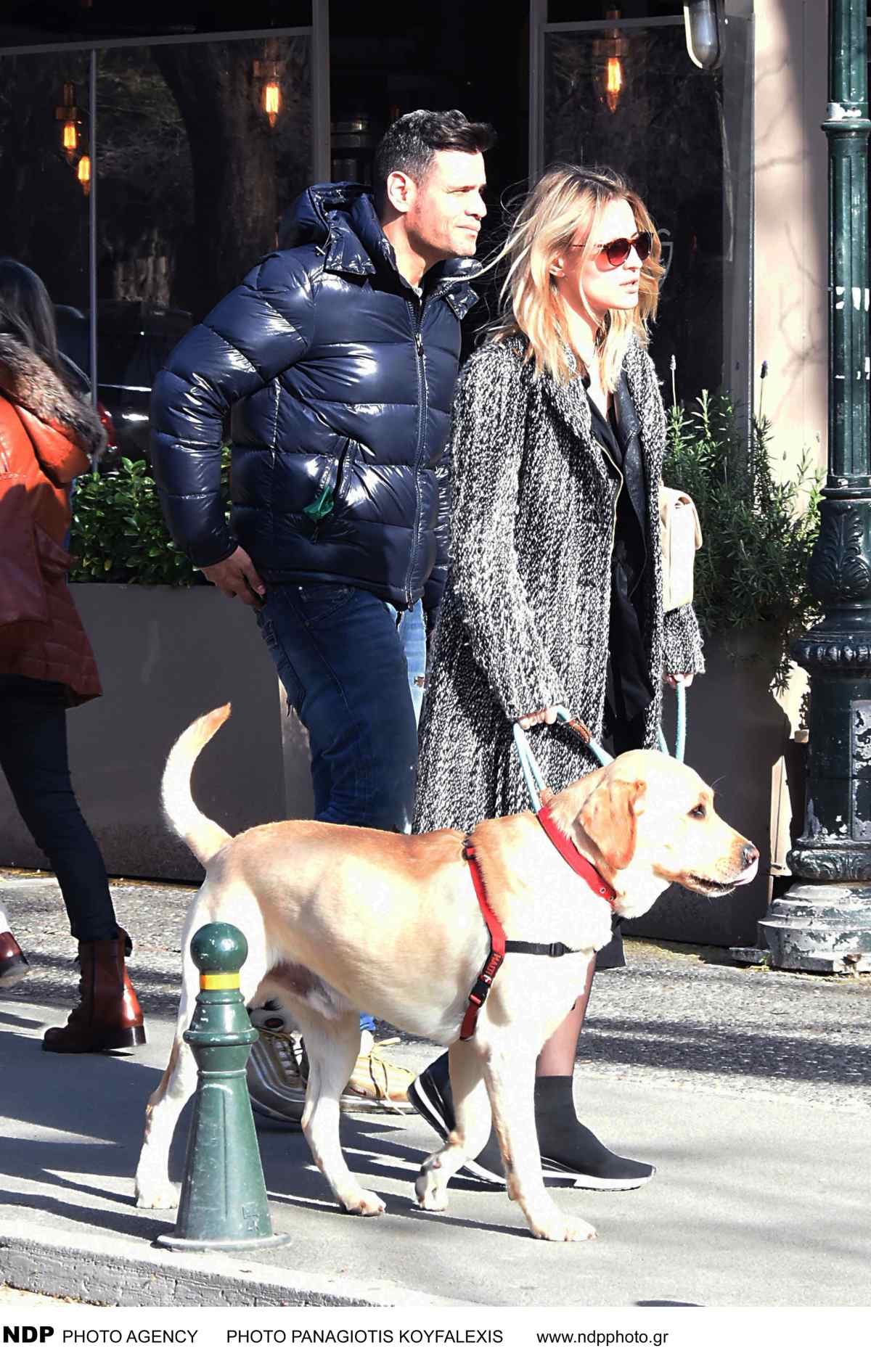 Η Ιλένια και ο Ουγγαρέζος με τον σκύλο τους τον Κούπερ