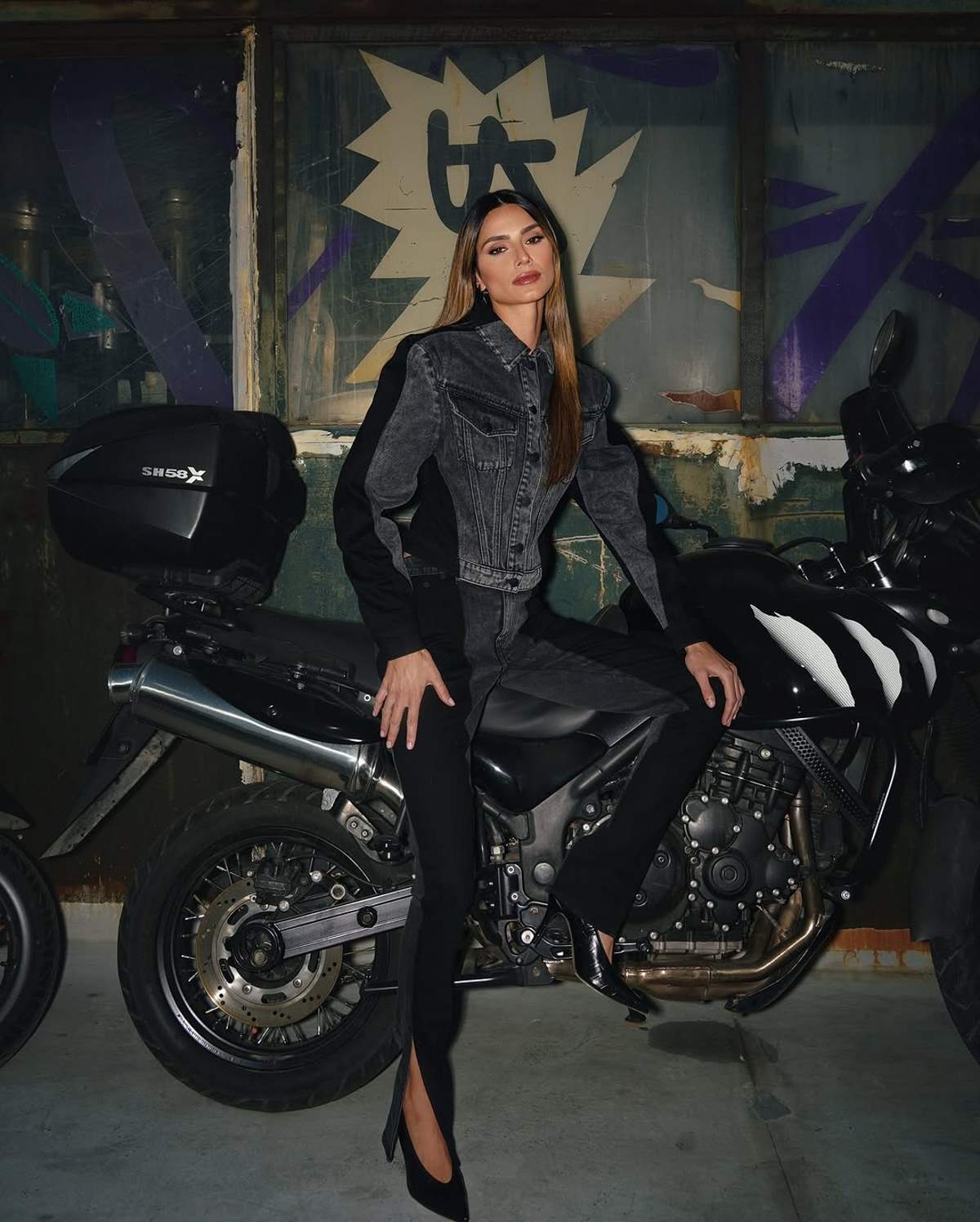 H Ηλιάνα Παπαγεωργίου με τζιν μαύρο σύνολο