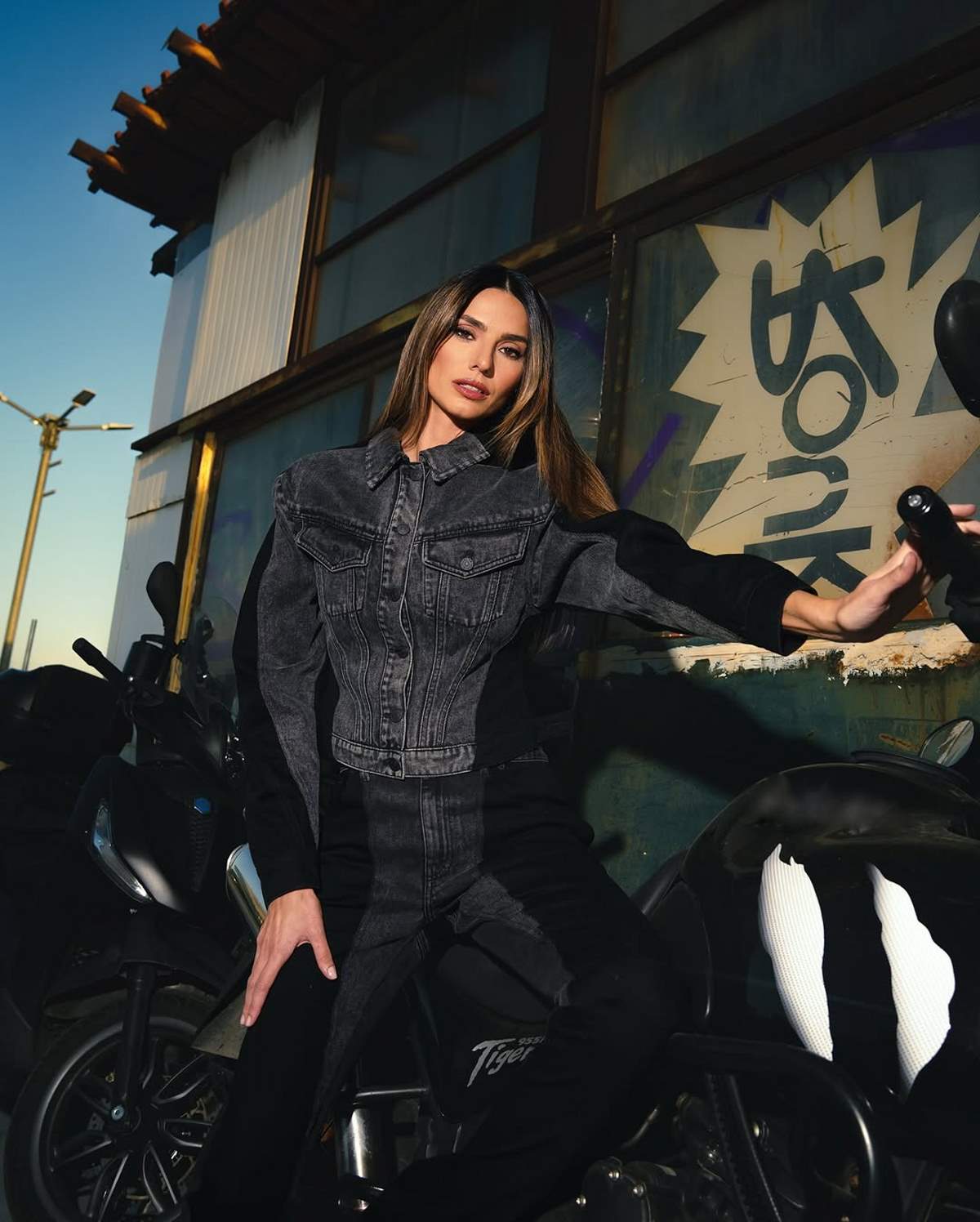 Η Ηλιάνα Παπαγεωργίου με μαύρο denim σύνολο