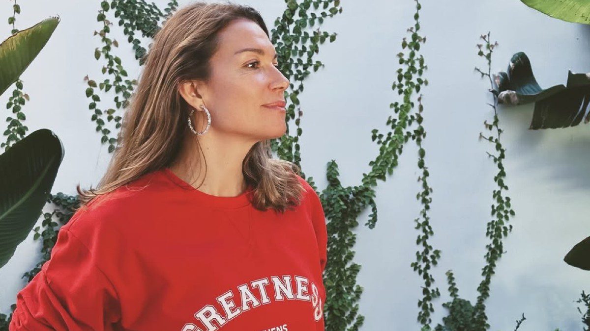 Η Βίκυ Καγιά με κόκκινο φούτερ στο σπίτι της