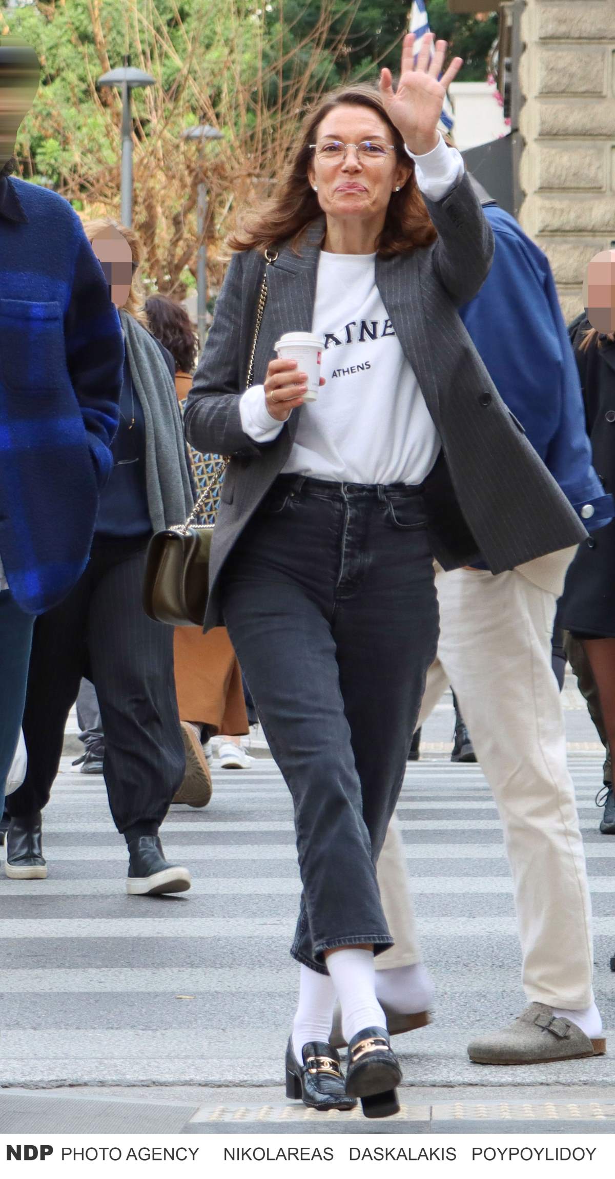 To crop τζιν παντελόνι φοράει η Βίκυ Καγιά σε βόλτα στην Αθήνα