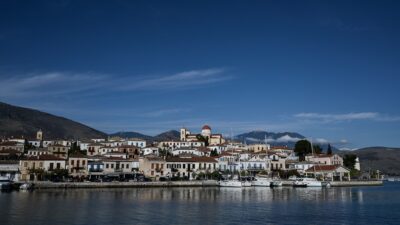 Καθαρός ουρανός πάνω από τη θάλασσα