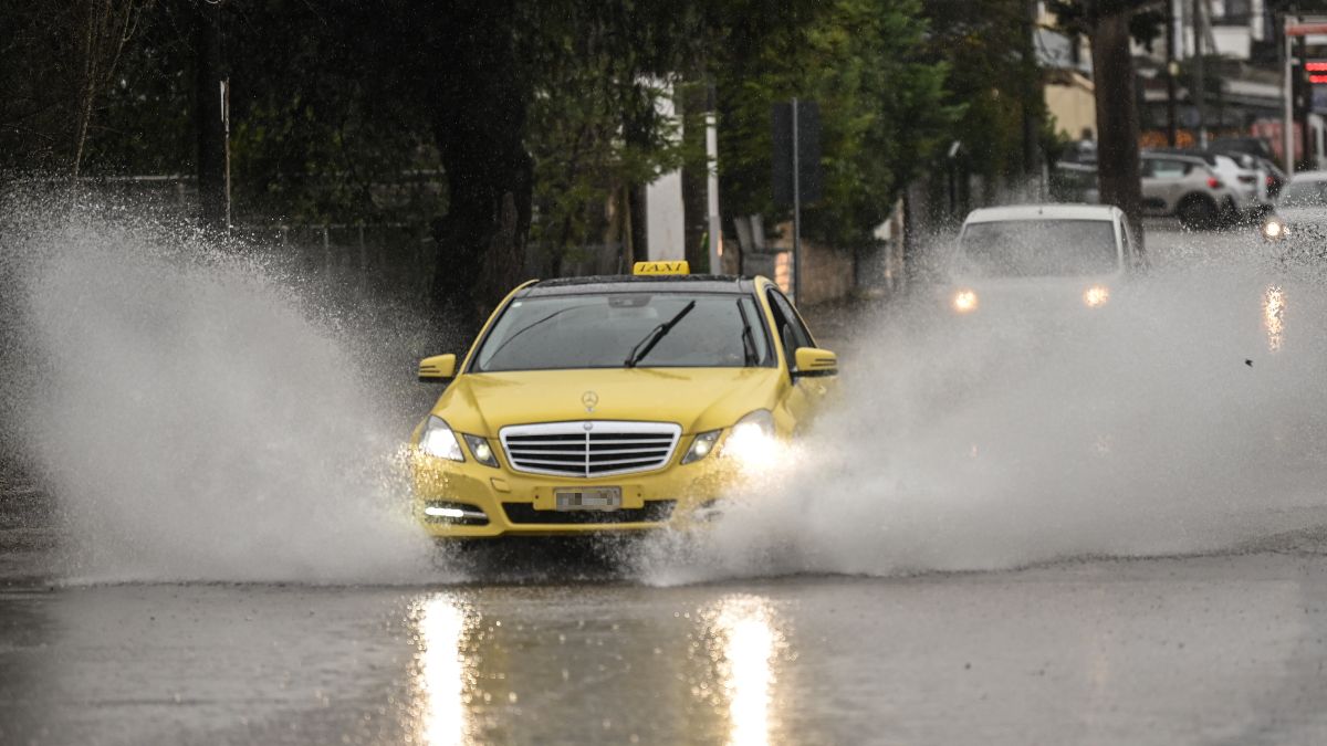 Ένα ταξί μέσα στην βροχή