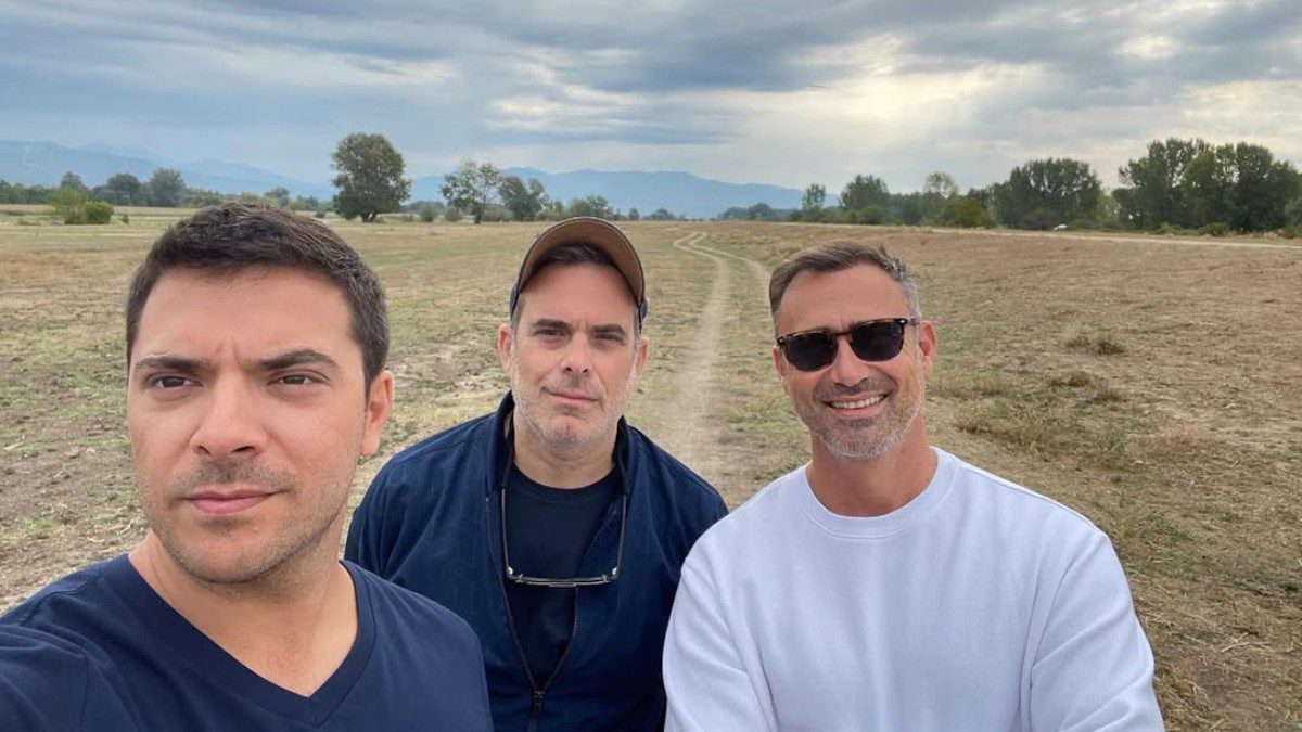 Ο Καπουτζίδης στα γυρίσματα της σειράς Σέρρες