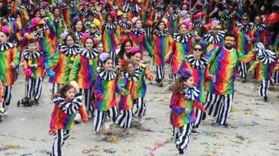 Παιδάκια μασκαρεμένα χορεύουν στους δρόμους της Πάτρας