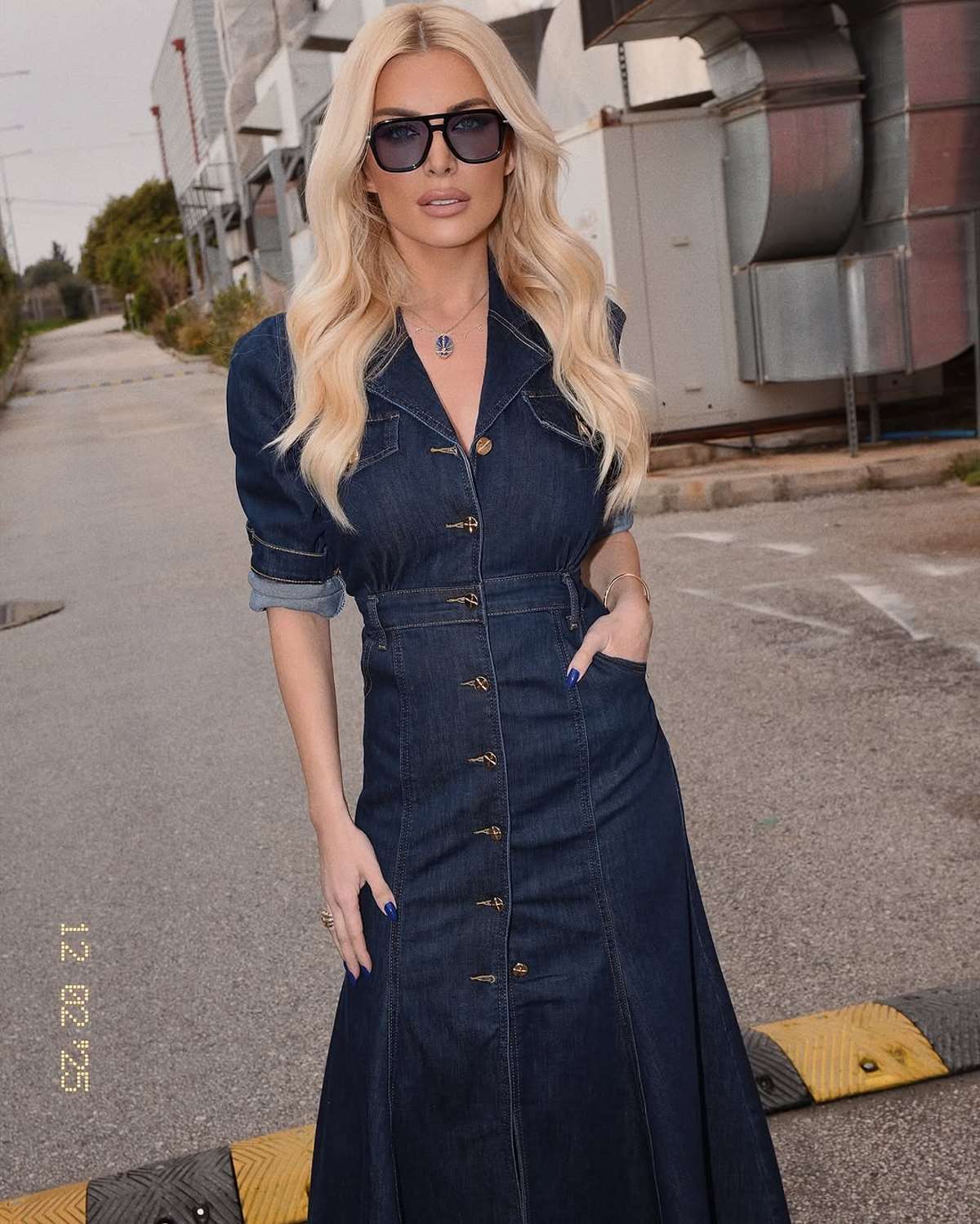 Η Κατερίνα Καινούργιου με τζιν φόρεμα