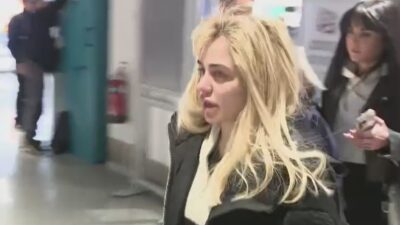 Η Κόνι Μεταξά στο αεροδρόμιο