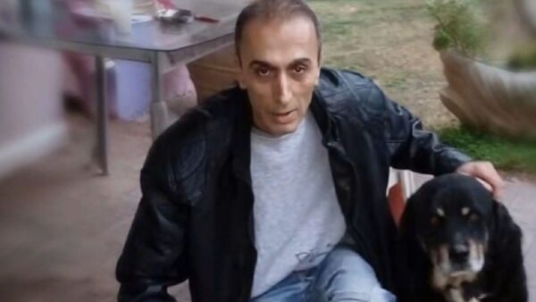 Ο Κώστας Σιαμήτρας μαζί με τον σκύλο του