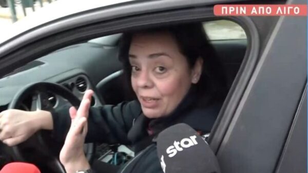 Η Μαρία Κοζάκου μέσα στο αυτοκίνητό της