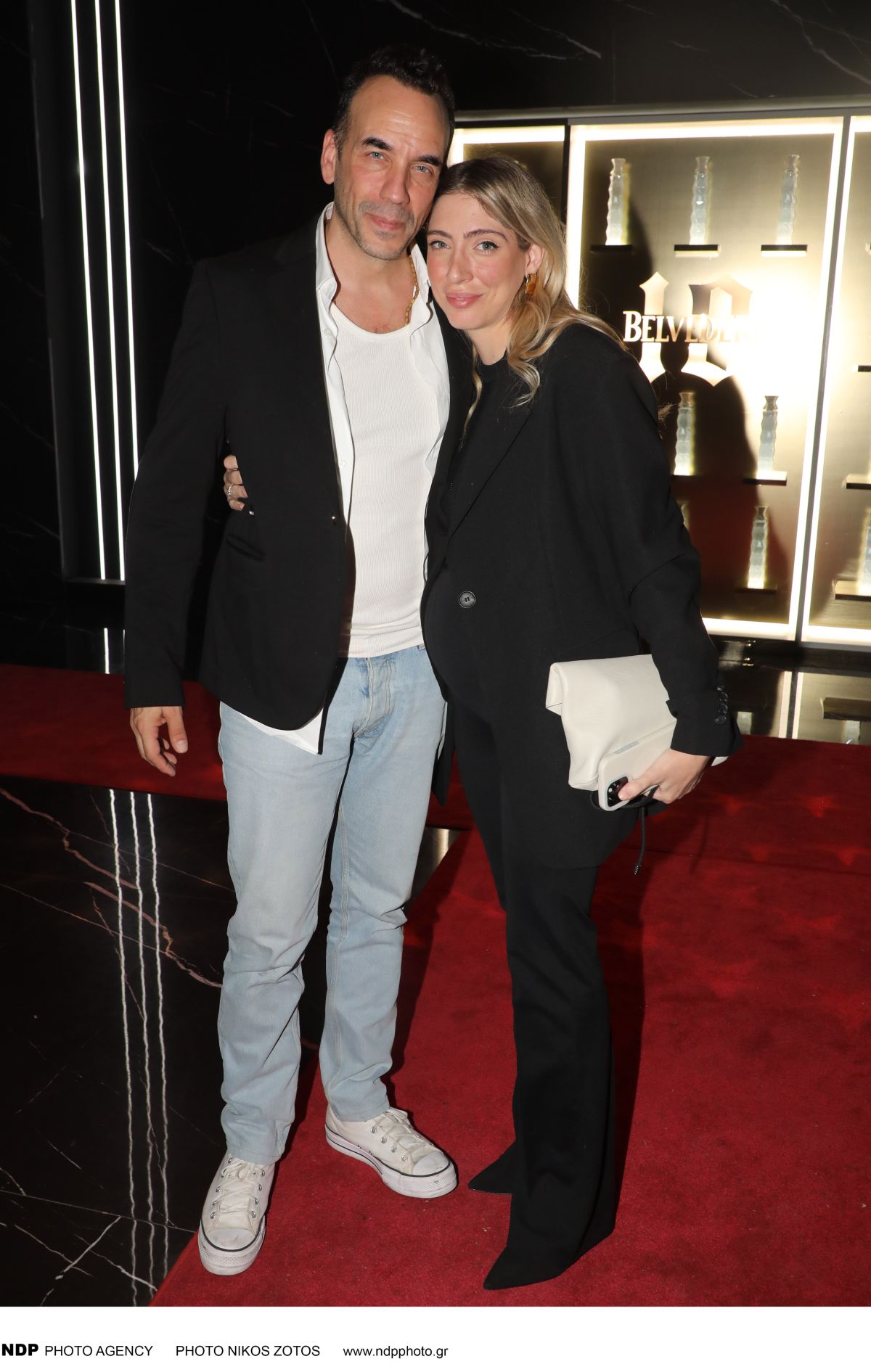 Ο Πάνος Μουζουράκης και η Μαριλού Κόζαρη με φουσκωμένη κοιλίτσα στα μπουζούκια