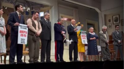 Ο Λάκης Λαζόπουλος στην παράσταση του για τα Τέμπη