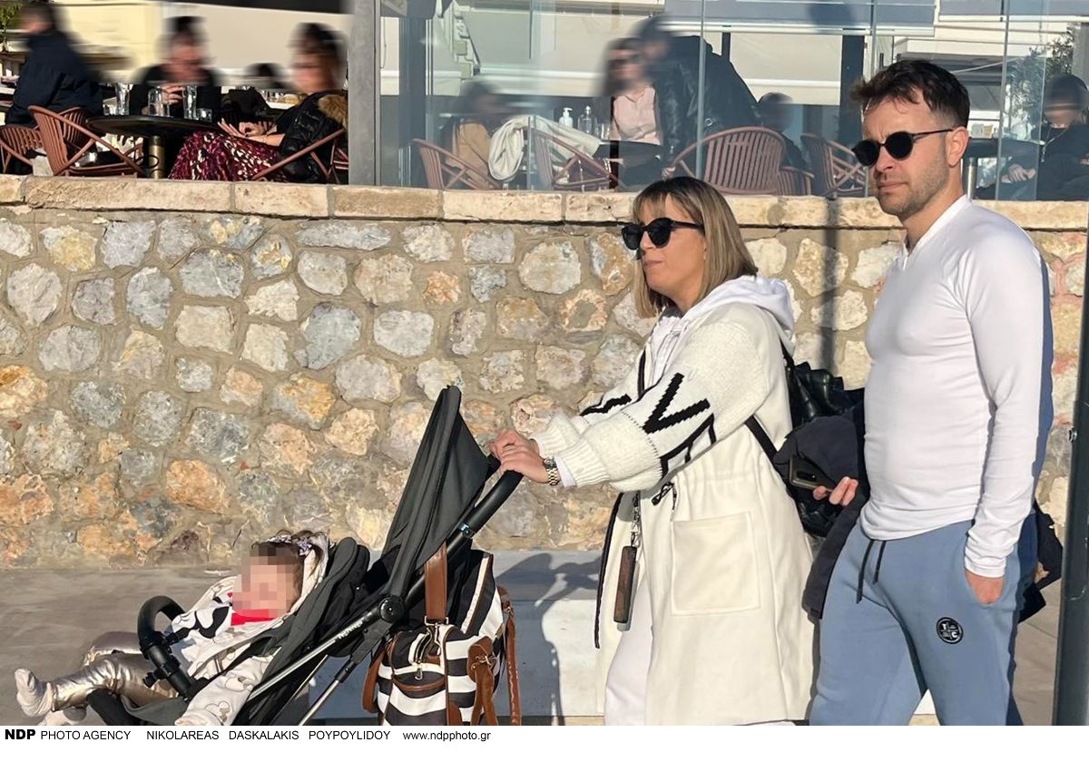 Ο Λάζος Μαντικός και η Αθηνά Κουρή στο Μικρολίμανο μαζί με την κόρη τους.