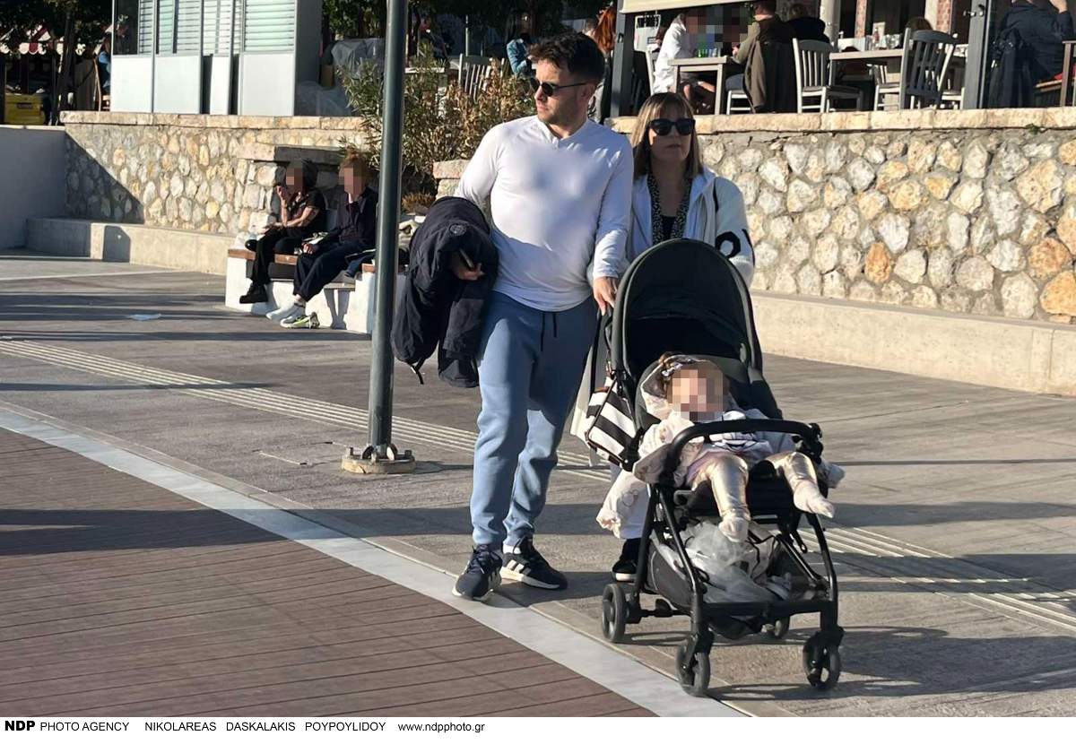 Ο Λάζος Μαντικός και η Αθηνά Κουρή στο Μικρολίμανο μαζί με την κόρη τους.