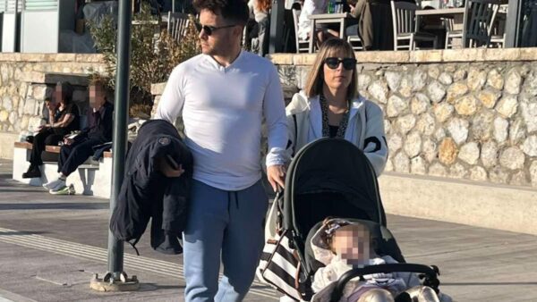 Ο Λάζος Μαντικός και η Αθηνά Κουρή στο Μικρολίμανο μαζί με την κόρη τους.