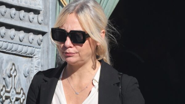 Η Λίνα Σακκά στην κηδεία του Μανούσου Μανουσάκη