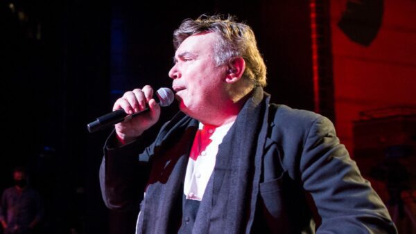 Ο Μανώλης Λιδάκης σε συναυλία του.