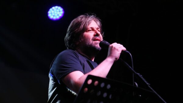 Ο Μάνος Πυροβολακης σε συναυλία του.