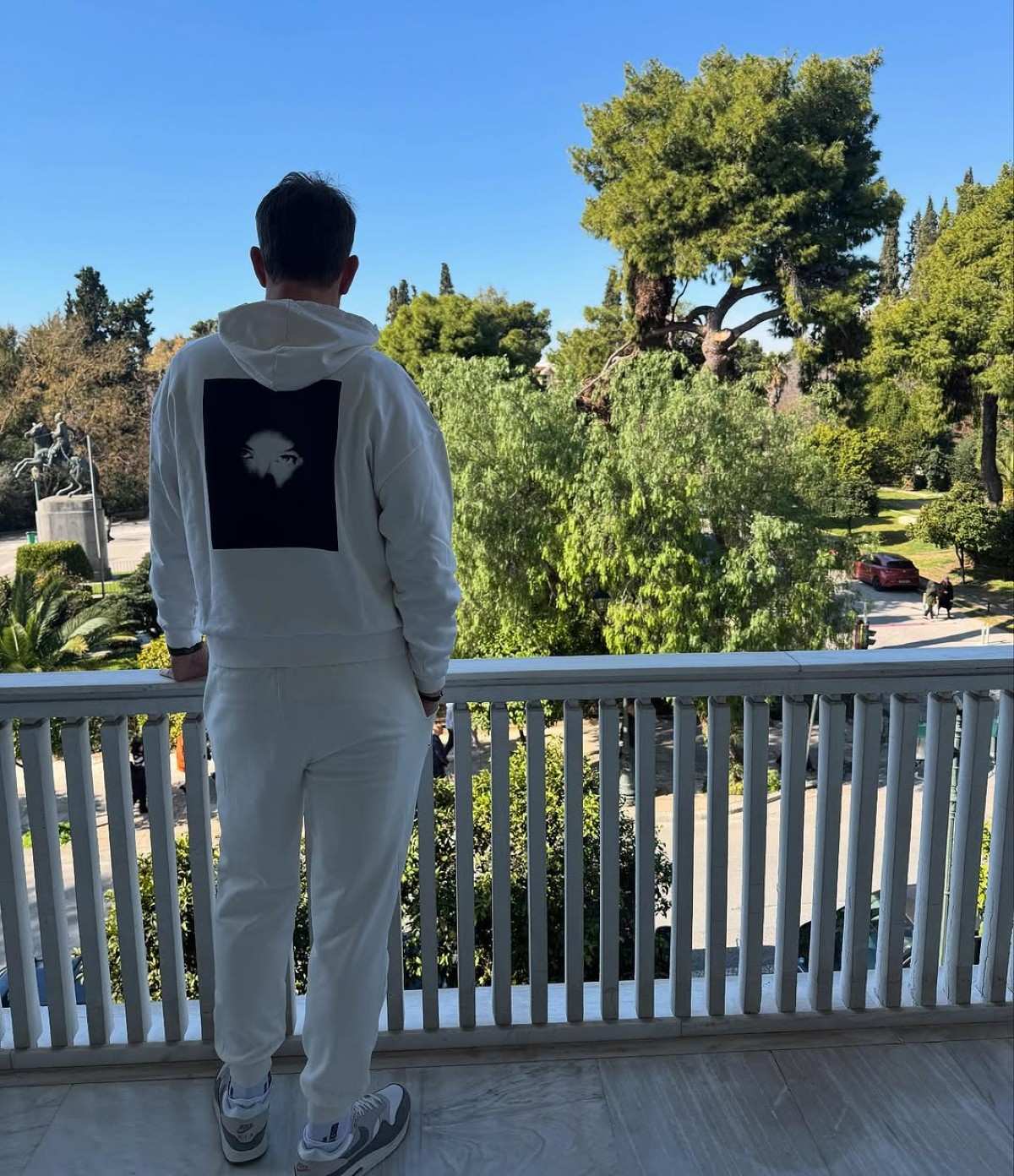 Η ανάρτηση της Μαρί Σαντάλ με την θέα από τον μπαλκόνι του σπιτιού της