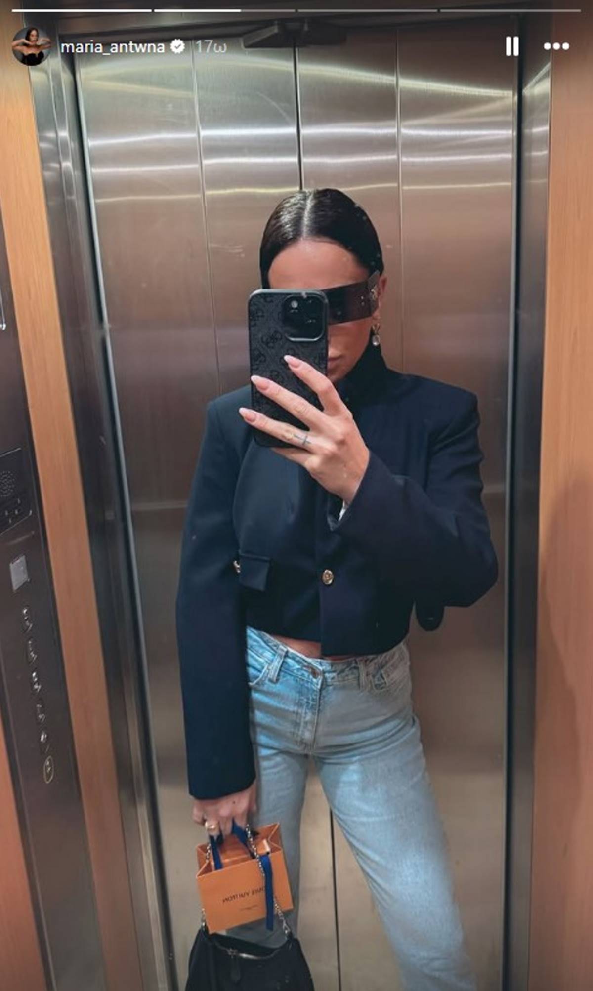 Η Μαρία Αντωνά βγάζει σέλφι στο ασανσέρ