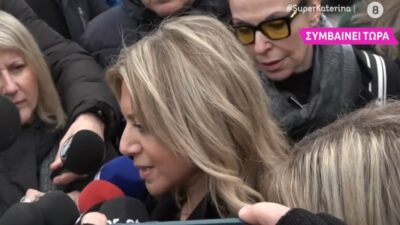 Η Μαρία Καρυστιανού στην κηδεία του Βασίλη Καλογήρου