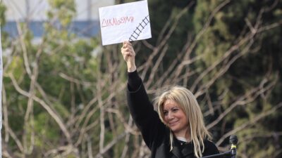 Η Μαρία Καρυστιανού με ένα χαρτί που γράφει "δικαιοσύνη" στο χέρι της