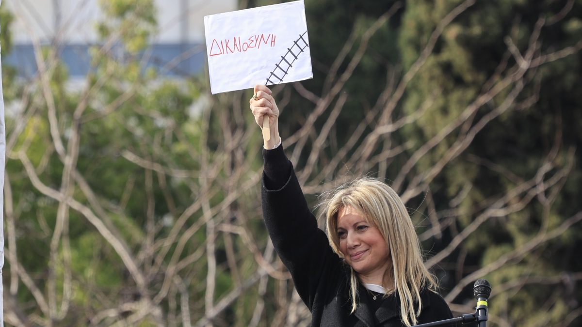 Η Μαρία Καρυστιανού με ένα χαρτί που γράφει "δικαιοσύνη" στο χέρι της