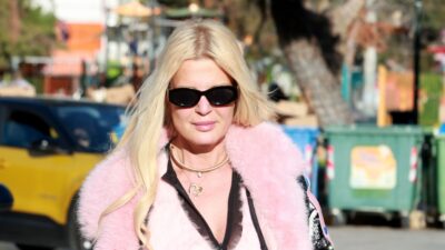 Η Μαρίνα Σταυράκη με ροζ γούνα και γυαλιά ηλίου