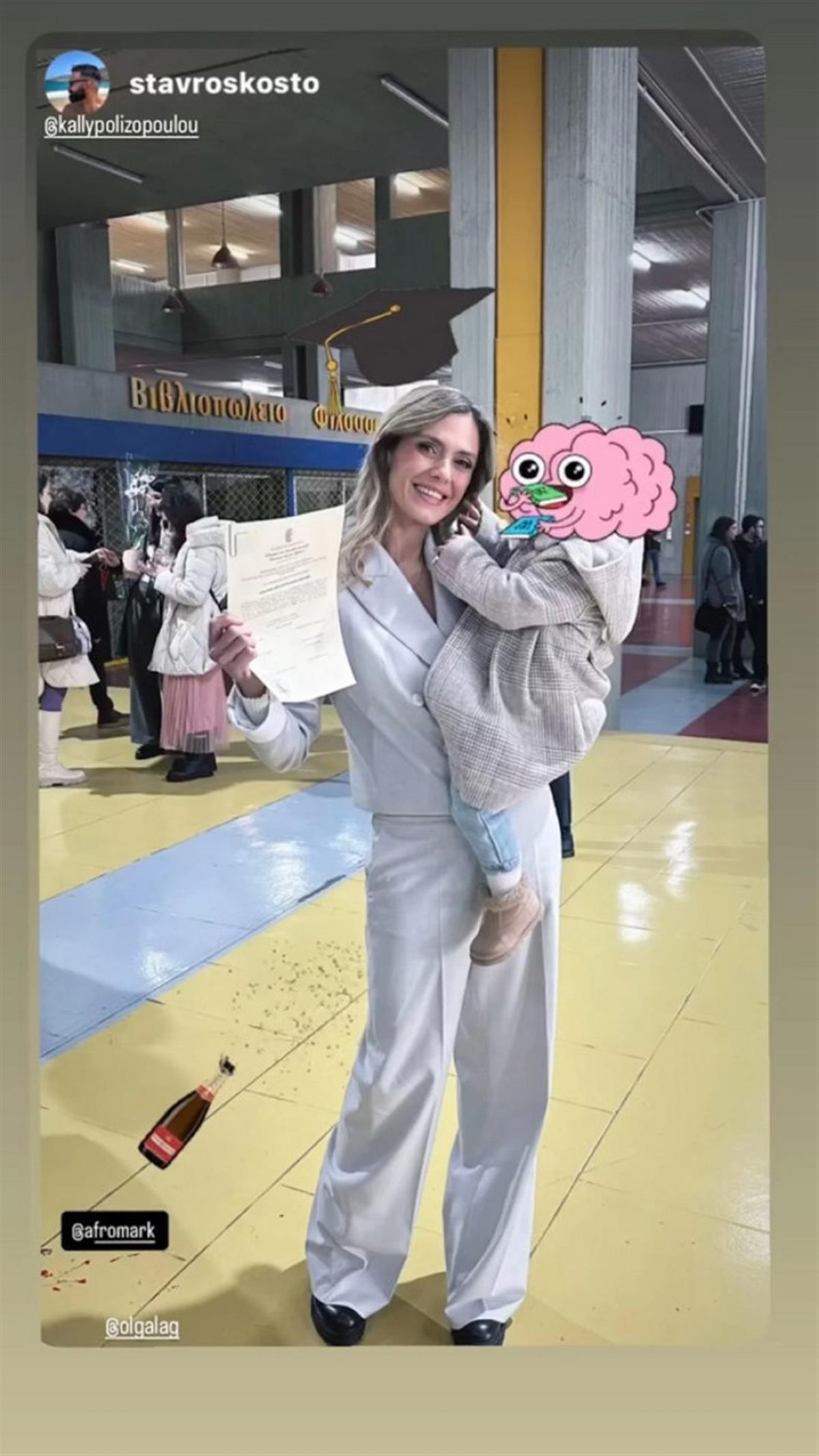 Η Μαρκέλλα Γιαννάτου στην ορκωμοσία της αγκαλιά με την κόρη της