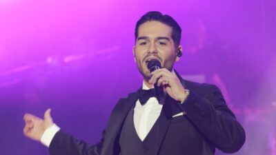 Ο Χρήστος Μάστορας στη σκηνή με το μικρόφωνο στο χέρι