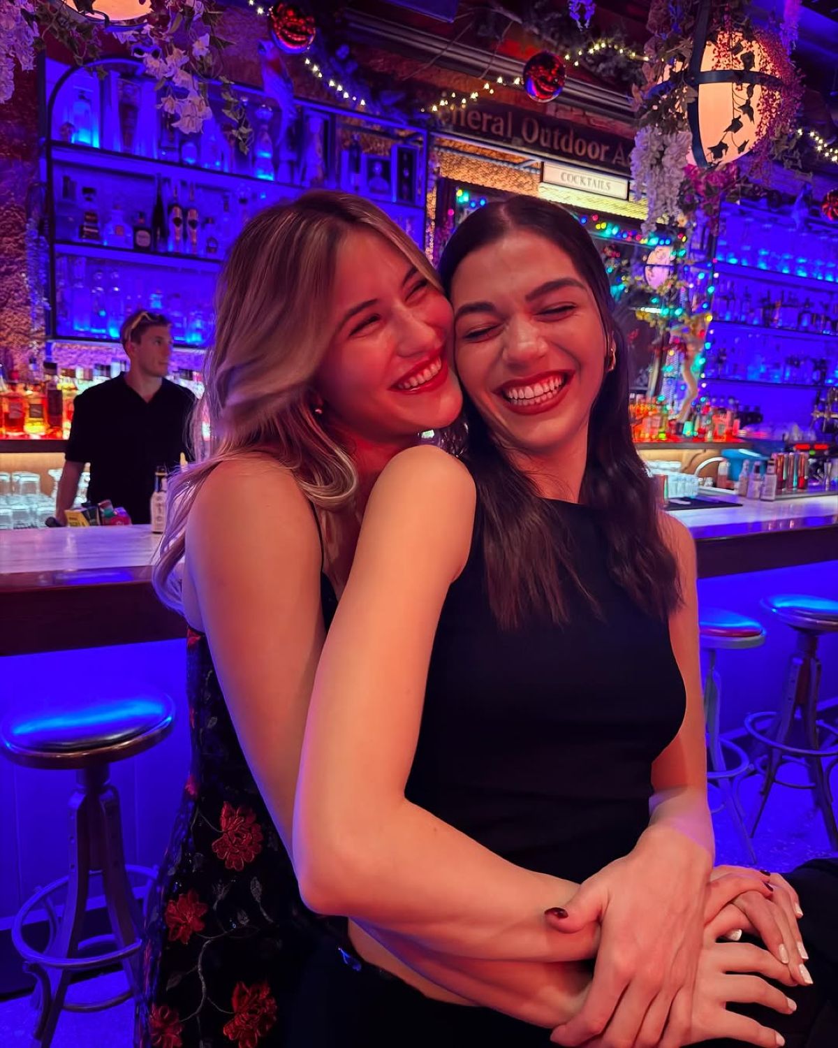 Η Μελίνα Νικολαΐδη με φίλη της σε βραδινή έξοδο