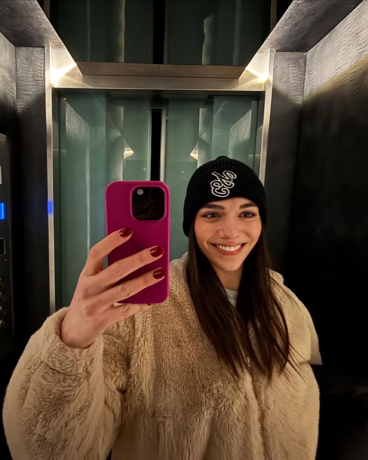 Η Μελίνα Νικολαΐδη με γούνα και σκούφο