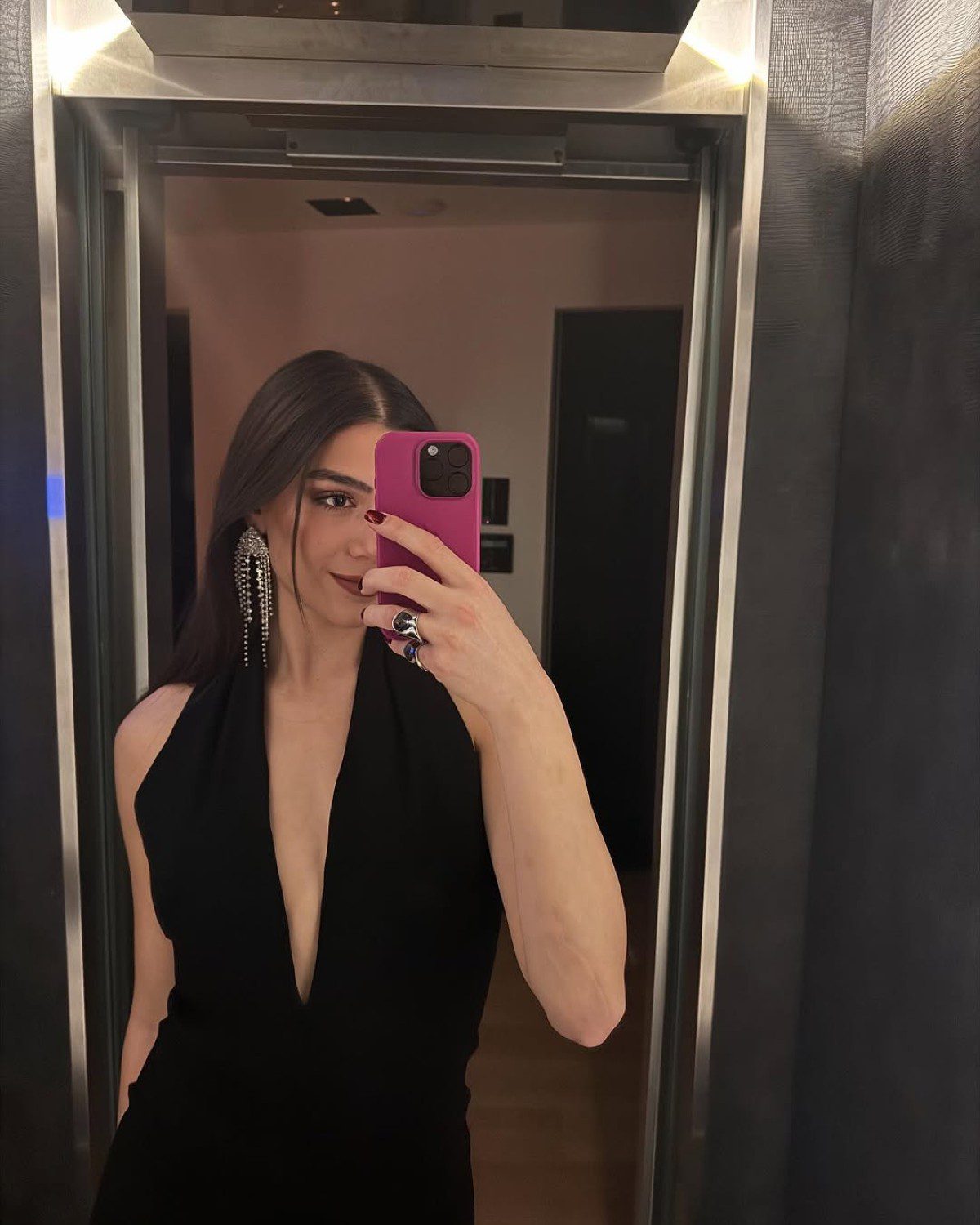 Η Μελίνα Νικολαΐδη με μαύρο τοπ